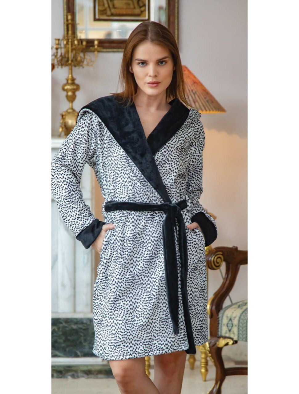 Leopard short velour robe with black trims | روب قطيفة قصير ليوبارد بتشطيبات سودا
