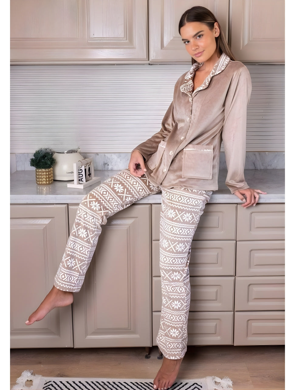 Velvet pyjama with buttons.