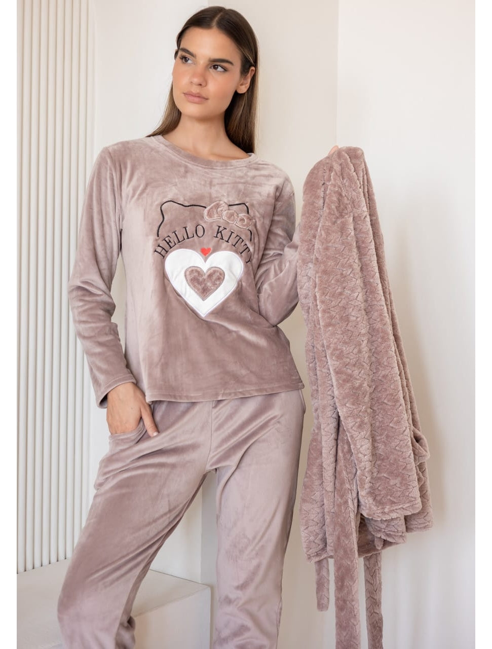 Velvet pyjama with fur robe.